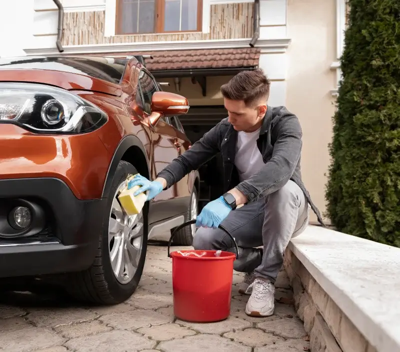 Lavage auto à domicile Val-des-Marais : professionnel intervenant sur un véhicule